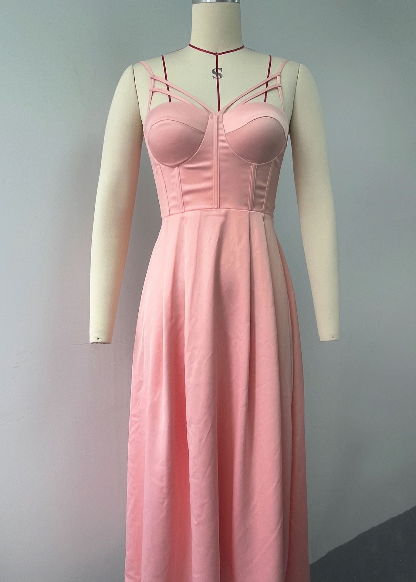 Dame Elegant Cocktailkjole med usædvanlig skulderdetalje og tætsiddende snit Stilla