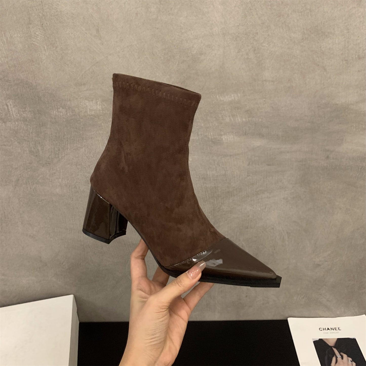 Dame Elegante Suede Ankelstøvler med Glinsende Læderdetalje Stilla