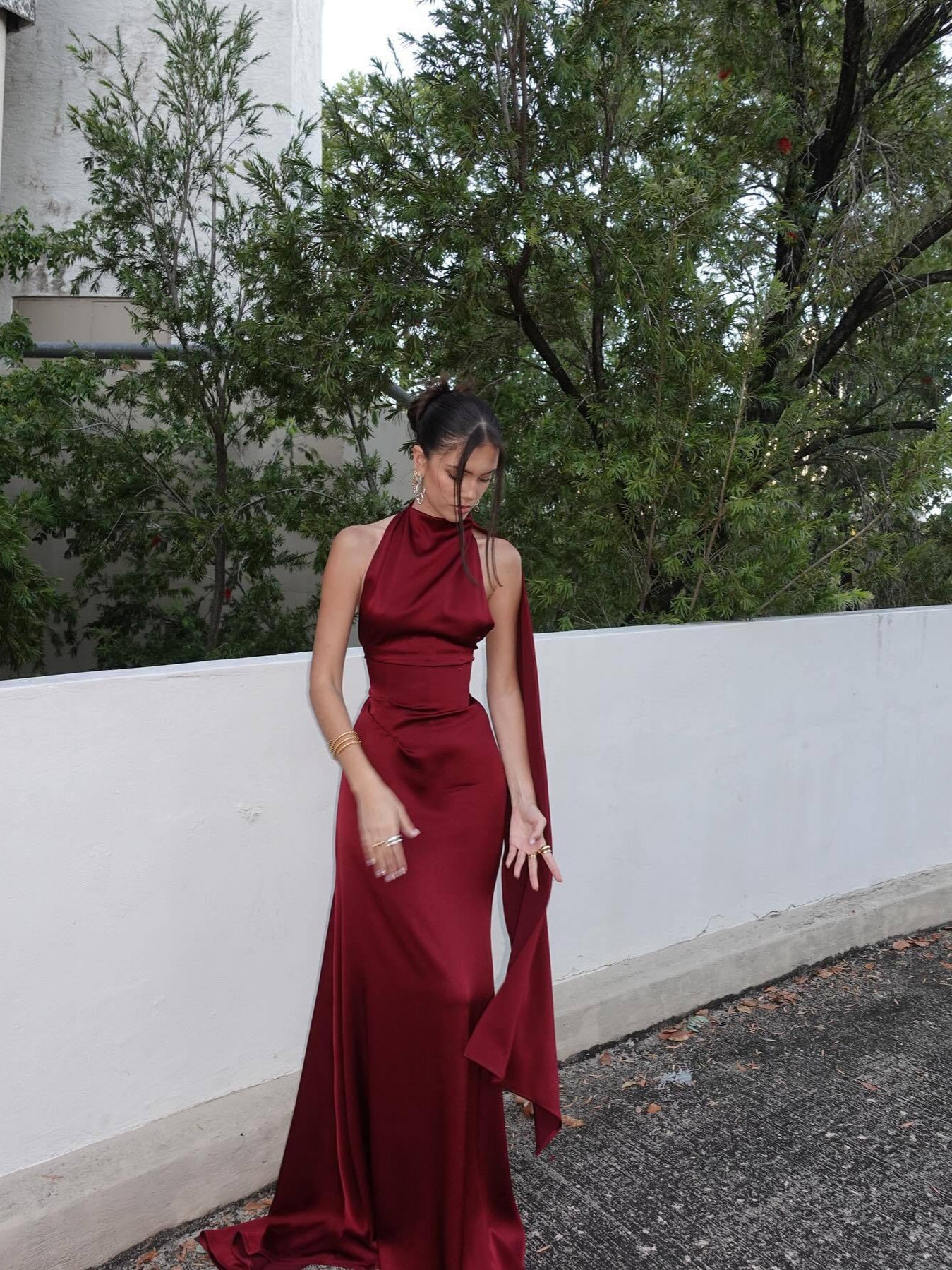 Dame elegant aftenkjole med asymmetrisk design og flydende stof Stilla