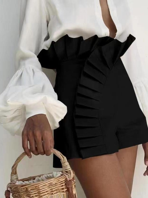 Dame shorts med flæse detaljer og asymmetrisk snit Stilla