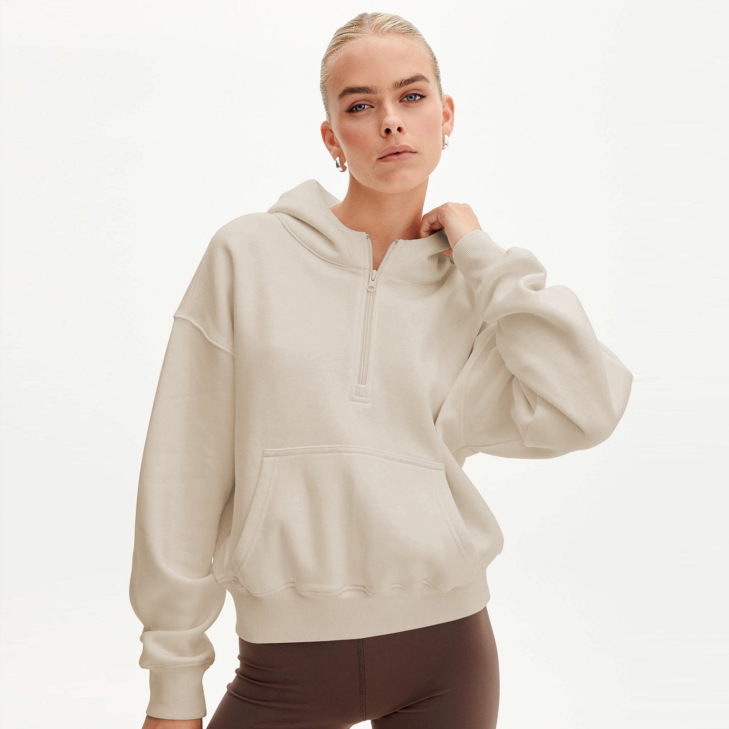 Dame afslappet hættetrøje med halvåben lynlås og behagelig pasform Stilla