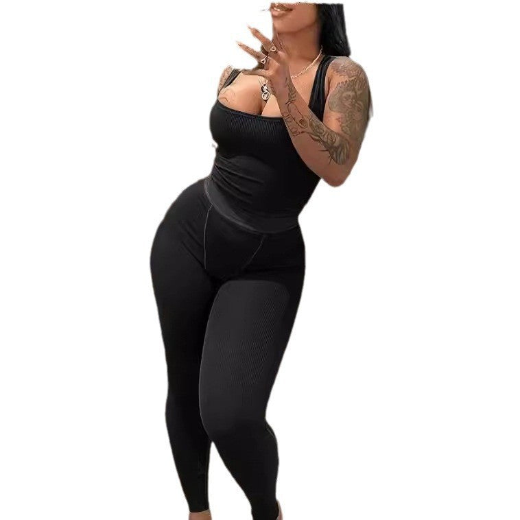 Dame jumpsuit lavet af elastisk ribmateriale med raffinerede stropper og høj talje Stilla