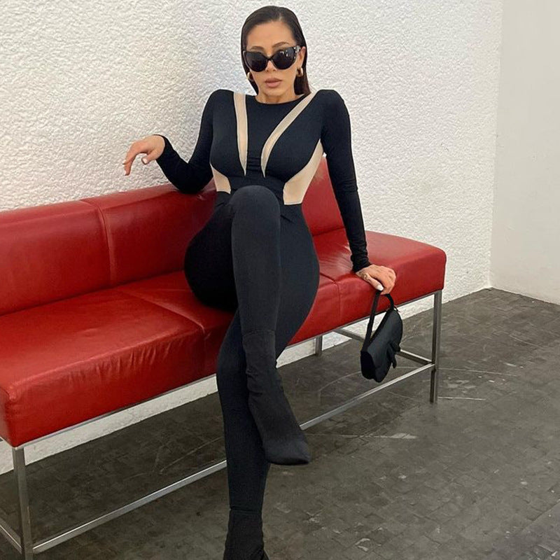 Dame figursyet jumpsuit med elegante cut-out-detaljer og høj krave Stilla