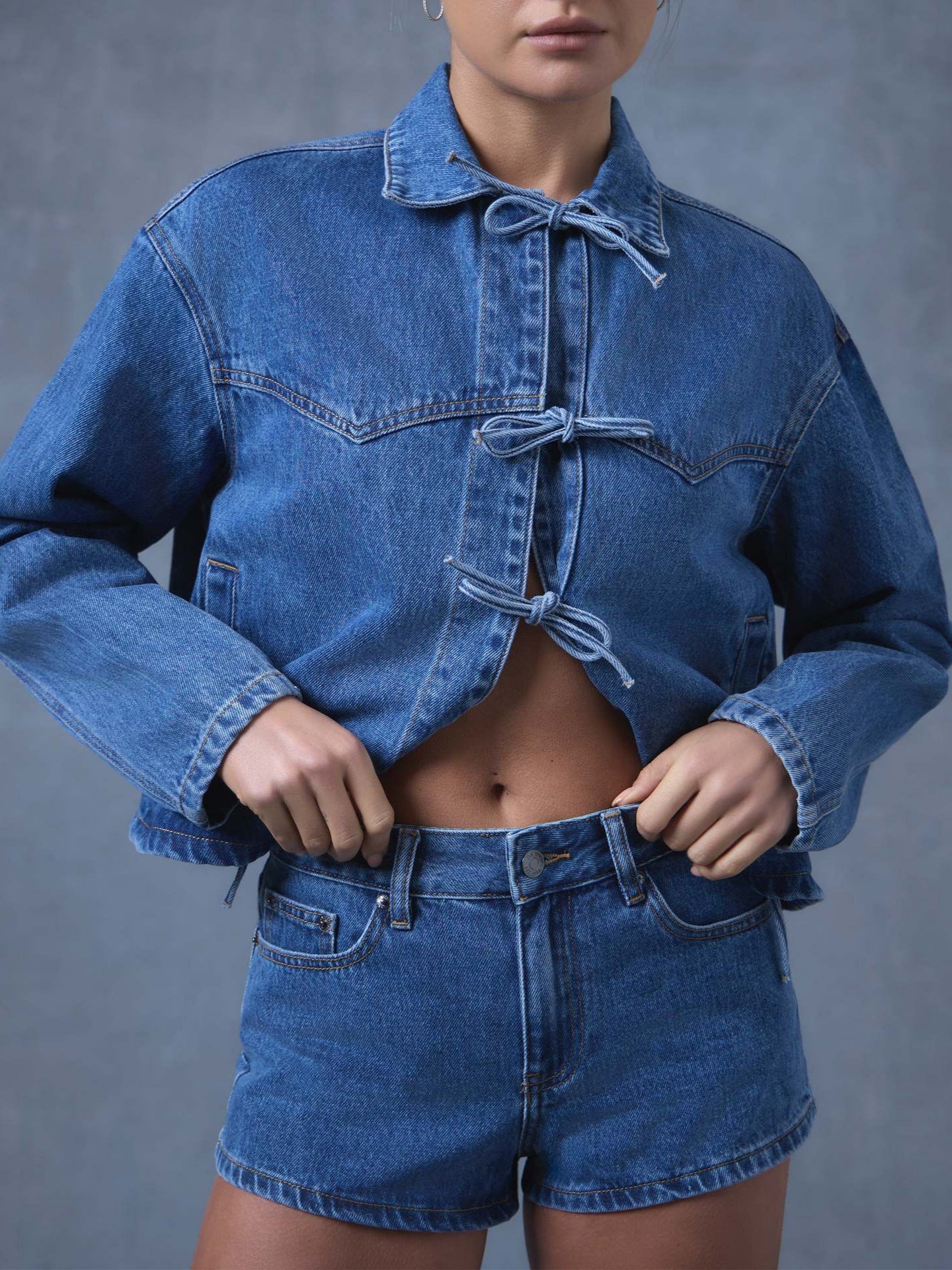 Dame casual jeansjakke med unikt bindebælte og trendy cropped snit Stilla