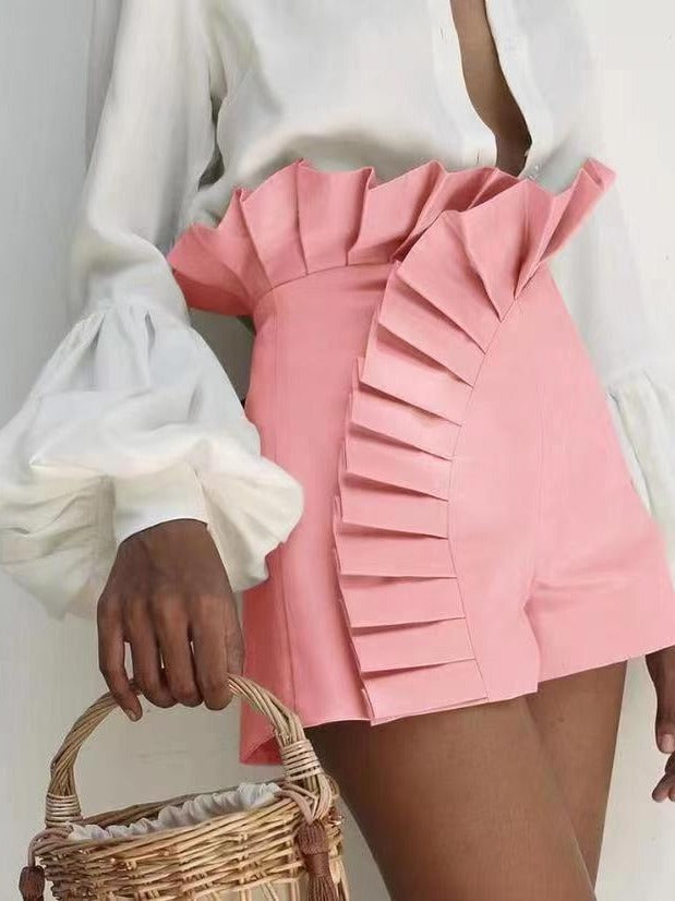 Dame shorts med flæse detaljer og asymmetrisk snit Stilla