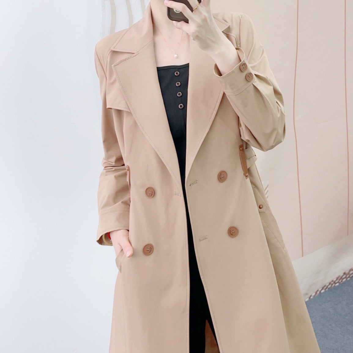 Dame trenchcoat med dobbelt knaprækkefølge og elegant revers Stilla