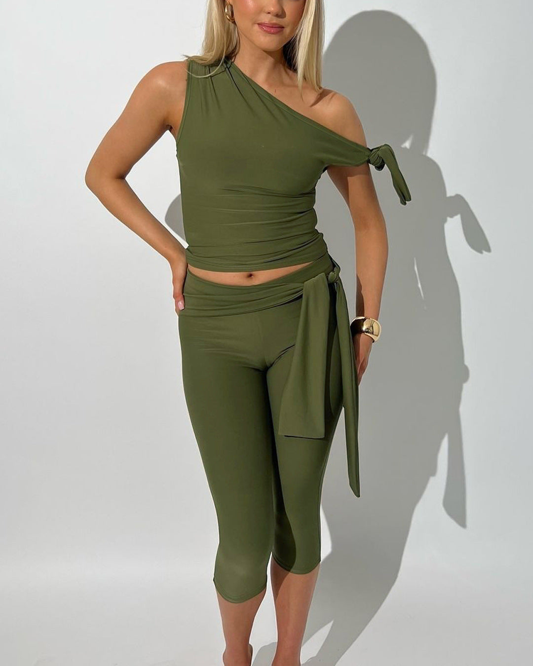 Dame figursyet One-Shoulder Jumpsuit med svingende slids Stilla