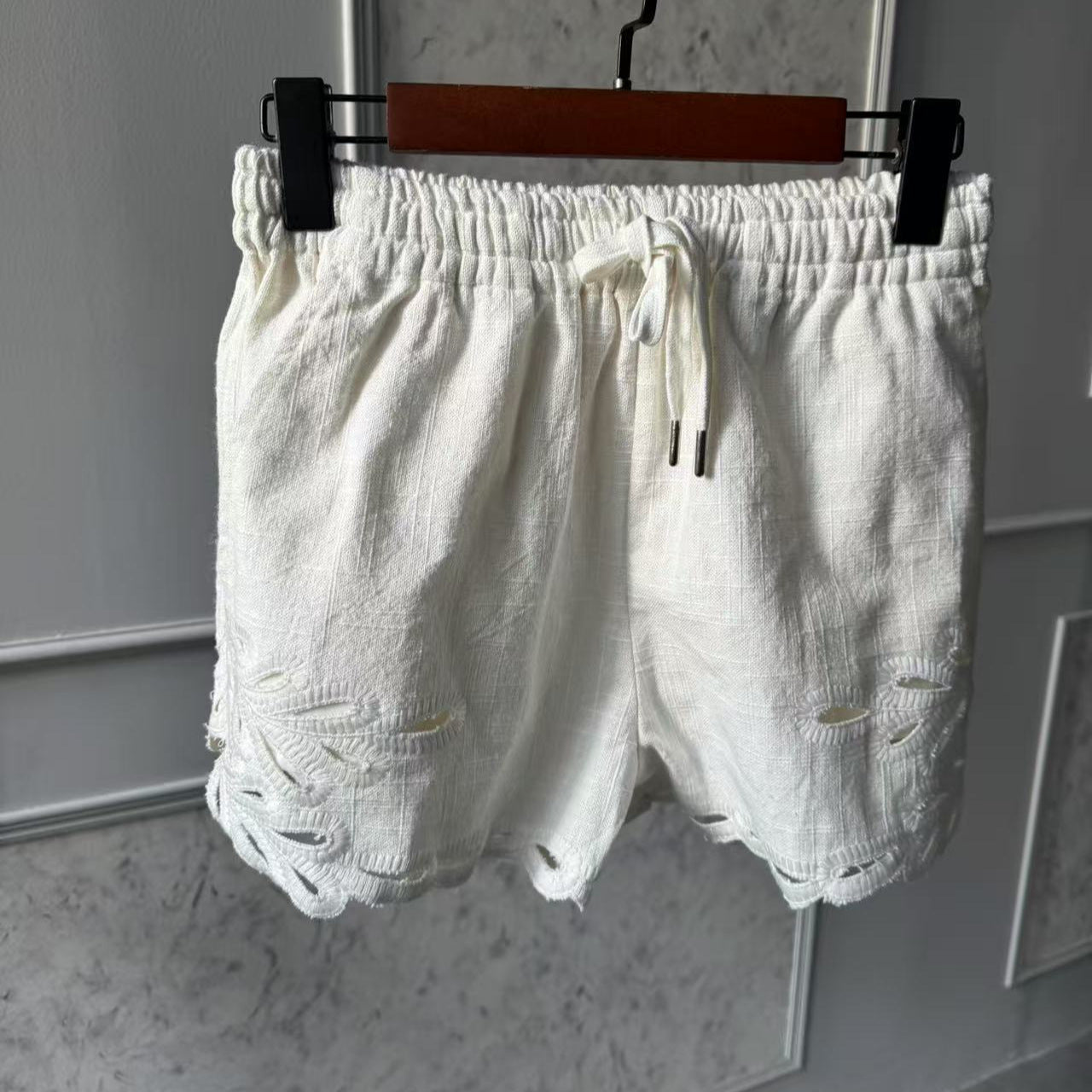 Damebluse med kunstneriske spidsudsmykninger og V-udskæring Stilla
