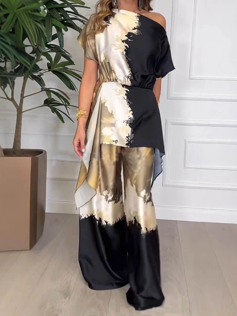 Dame jumpsuit med asymmetrisk design og eksklusiv farveforløb Stilla