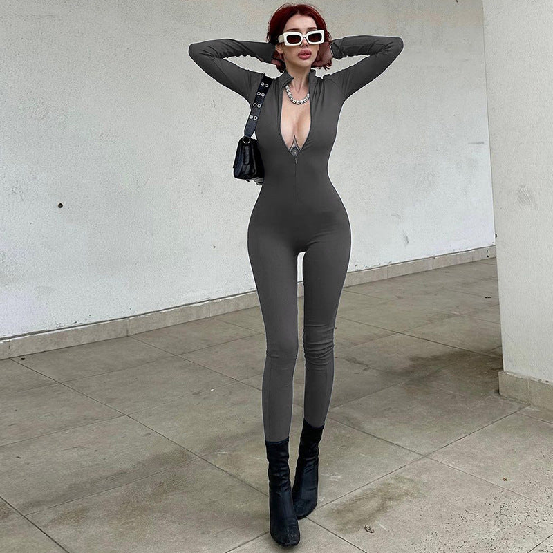 Damer tætsiddende jumpsuit med dyb V-udskæring og moderne ståkrave Stilla