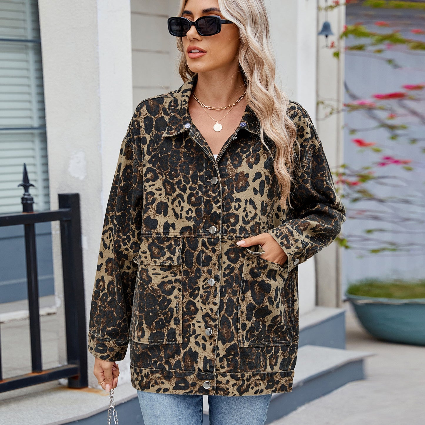 Dame Oversized Jeansjakke i moderne Leo-design med afslappet snit Stilla