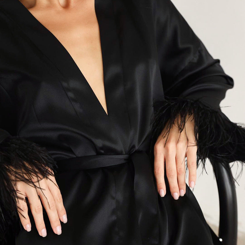 Dame satin morgenkåbe med elegante fjerdetaljer Stilla