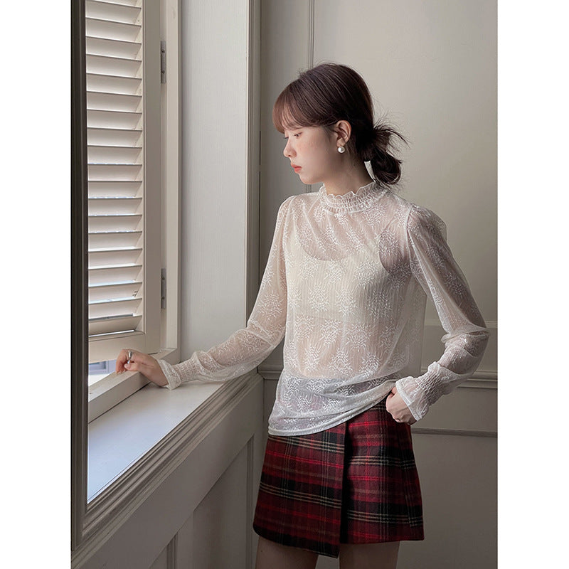 Dame transparent bluse lavet af fint chiffon med delikate flæsedetaljer og blomsterdesign Stilla