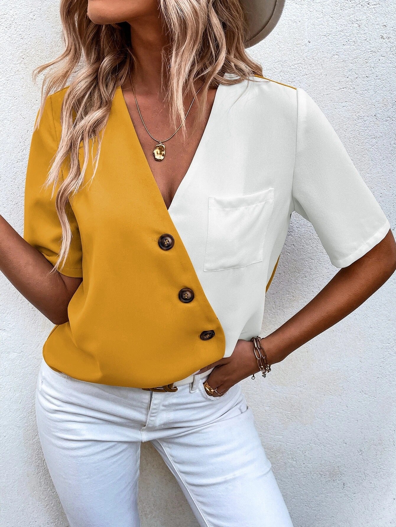 Dame Mode bluseoverdel med asymmetrisk farvedesign og knapdetaljer Stiila