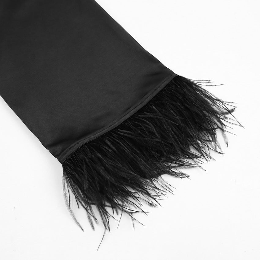 Dame satin morgenkåbe med elegante fjerdetaljer Stilla