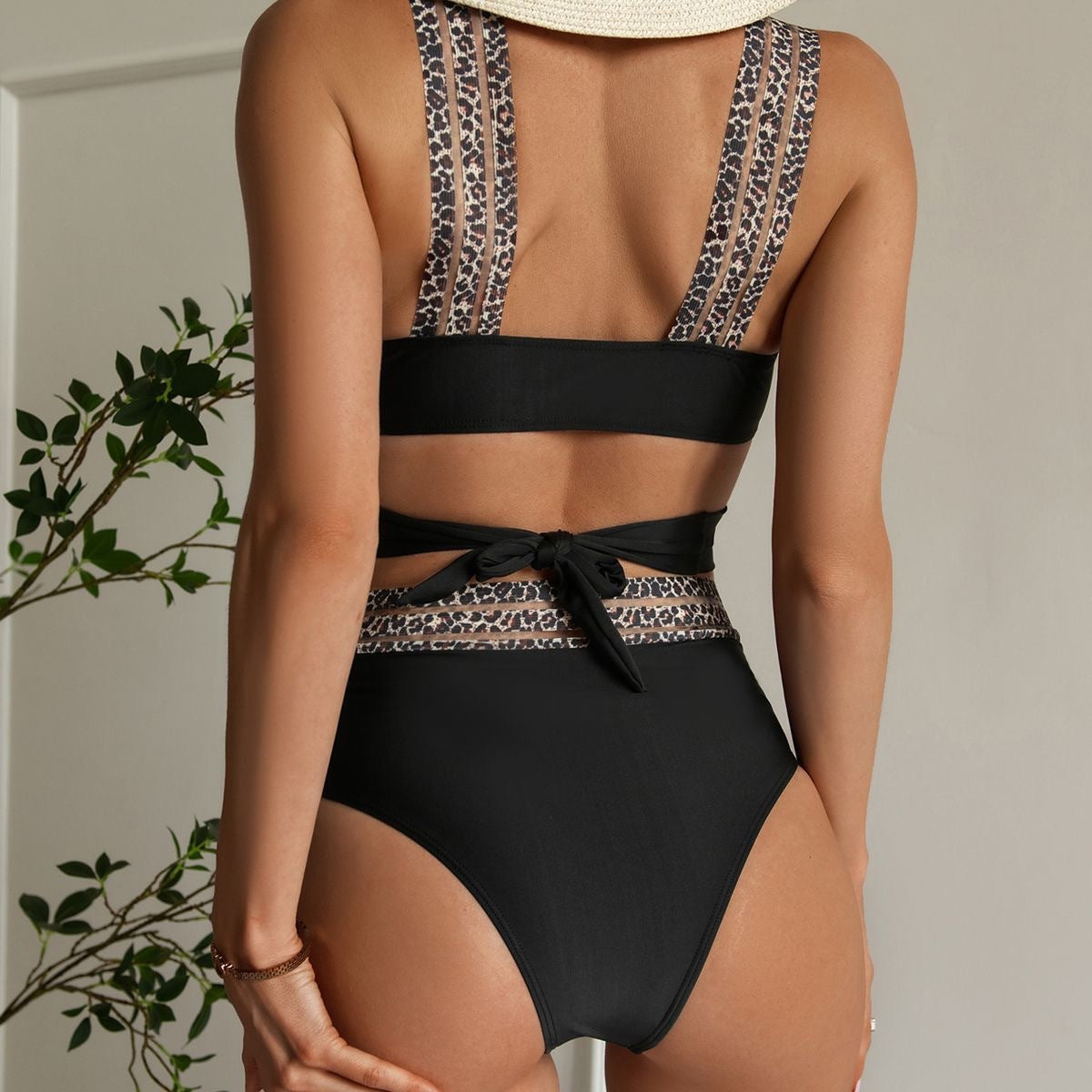 Dame Højskåret Bikini med elegant Vikledetalje og dyreprint Stilla