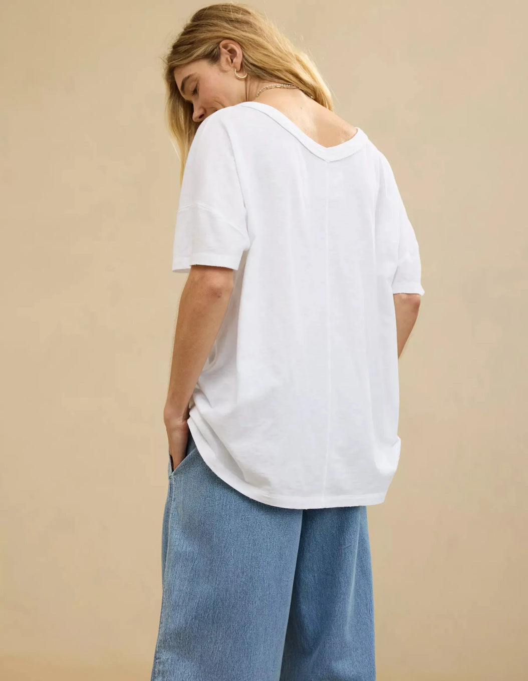 Dame afslappet oversized T-shirt med dyb V-hals Stilla