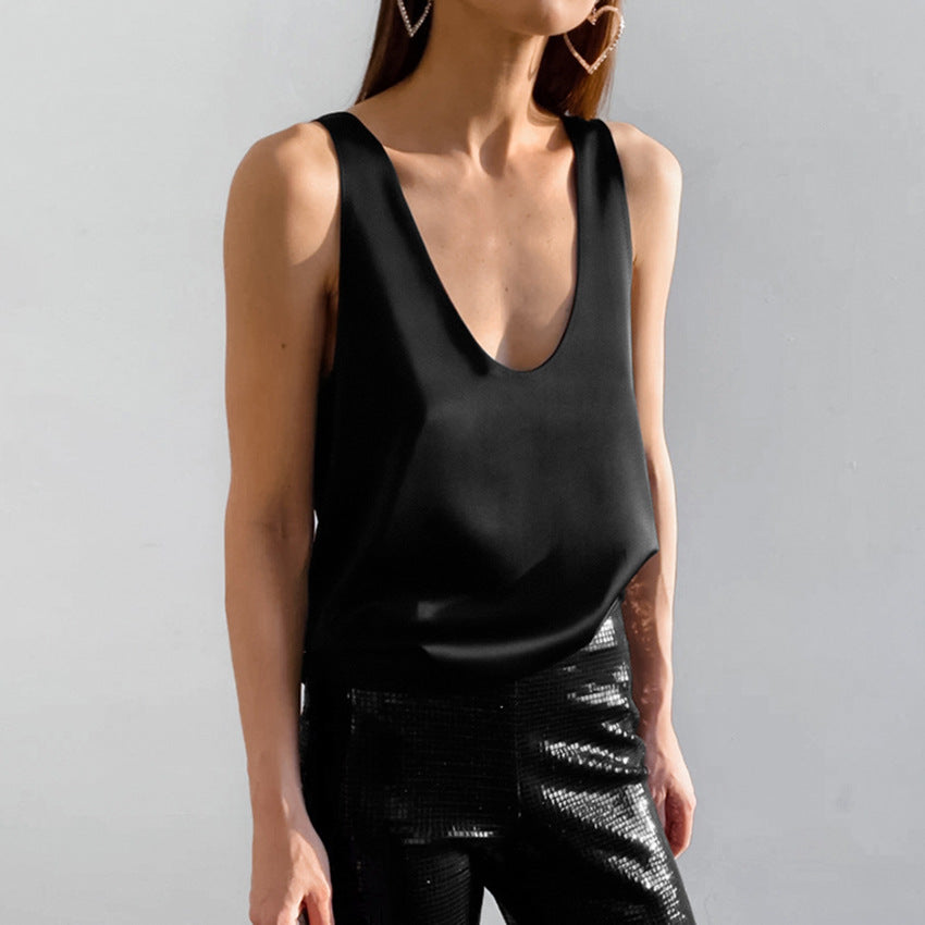 Dame Luxus Satin Top med dyb V-hals Stilla