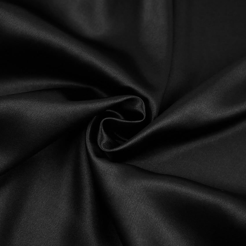 Dame satin morgenkåbe med elegante fjerdetaljer Stilla