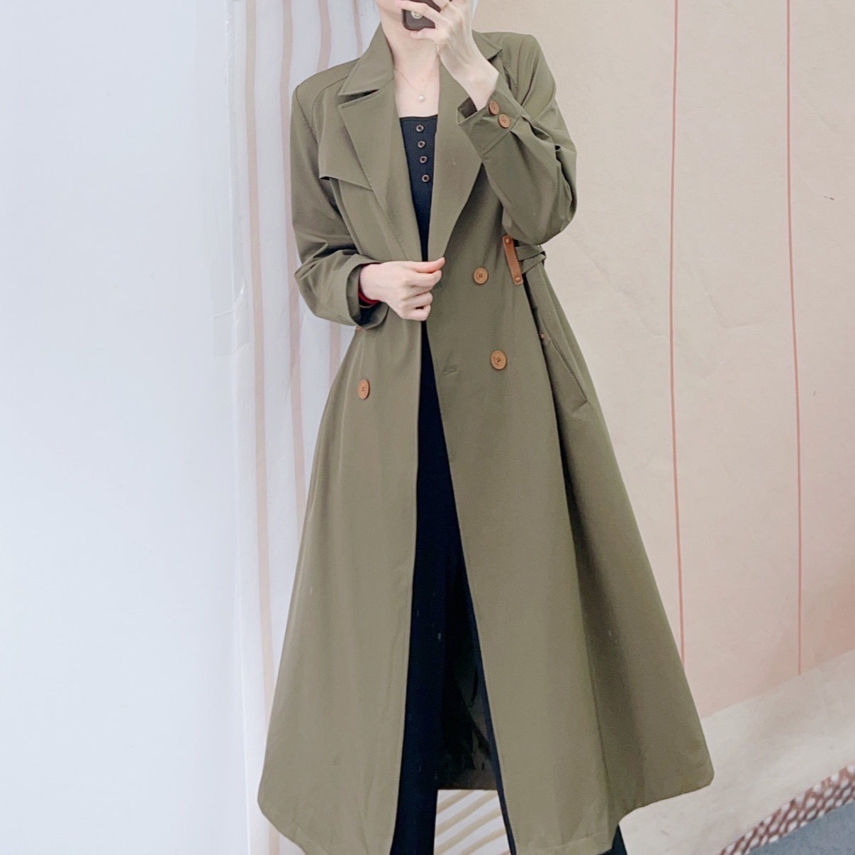 Dame trenchcoat med dobbelt knaprækkefølge og elegant revers Stilla