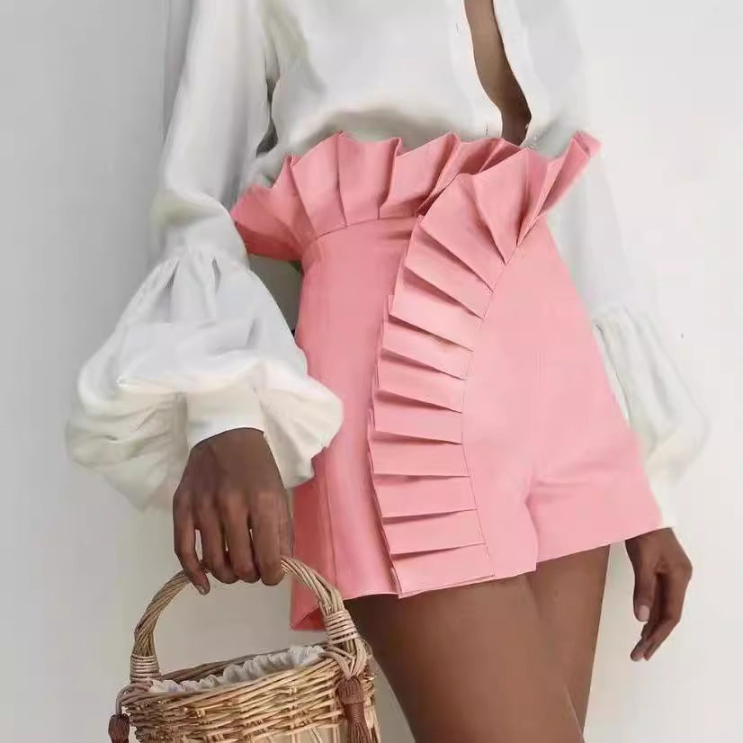 Dame shorts med flæse detaljer og asymmetrisk snit Stilla