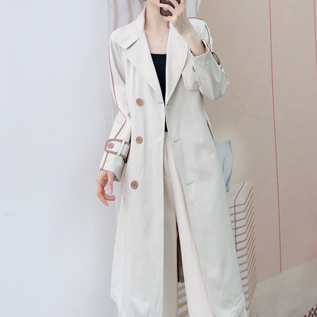 Dame trenchcoat med moderigtige accenter Stilla