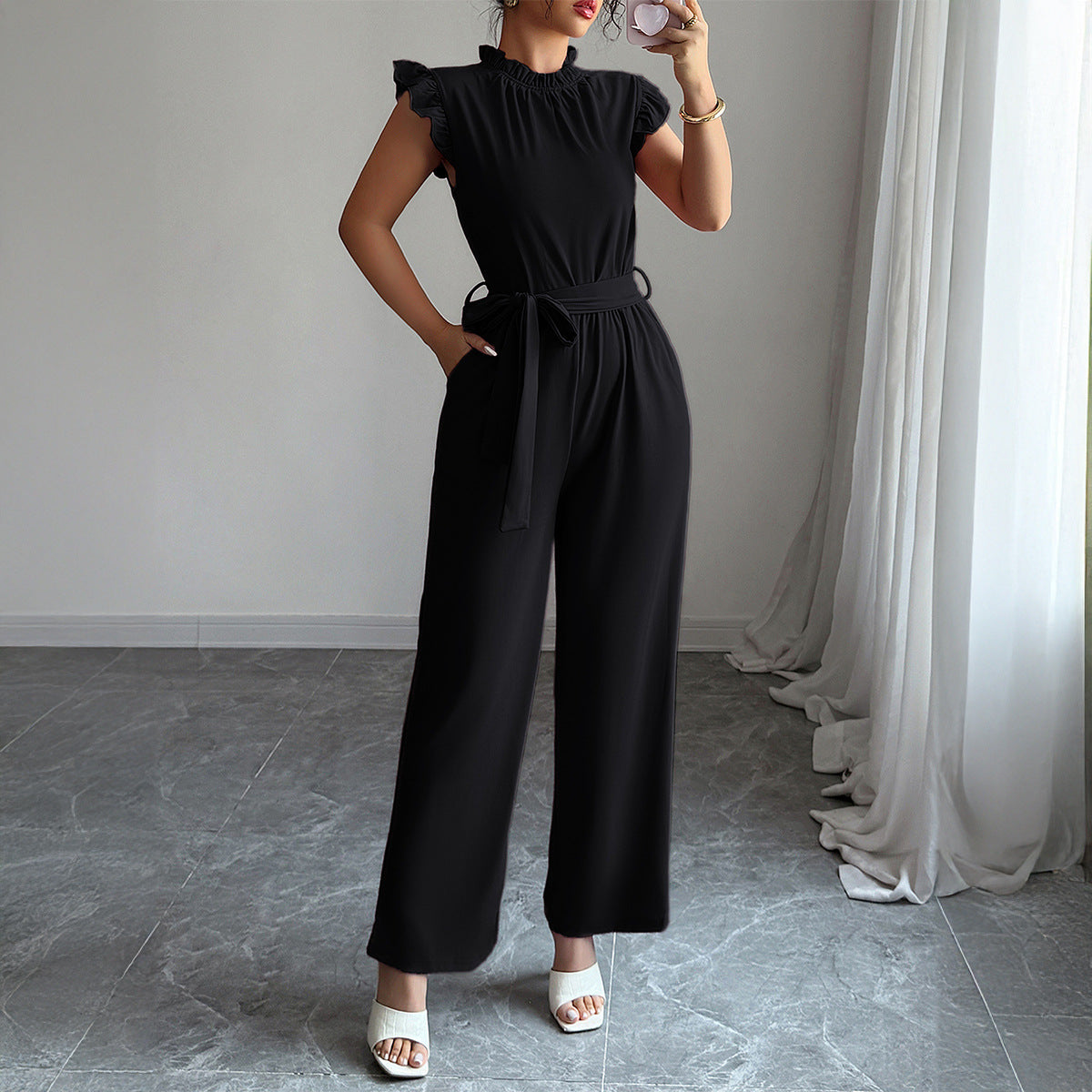 Dame jumpsuit med raffineret flæse og taljebælte Stilla