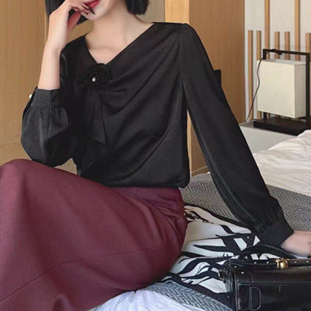 Dame elegant bluse med dekorative flæser og blomsterapplikation Stilla