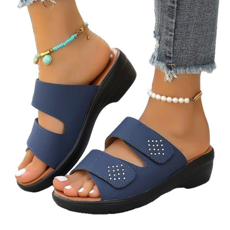 Dame Komfortable Badesandaler med fashionable velcro-lukninger og elegante rhinsten-detaljer Stilla