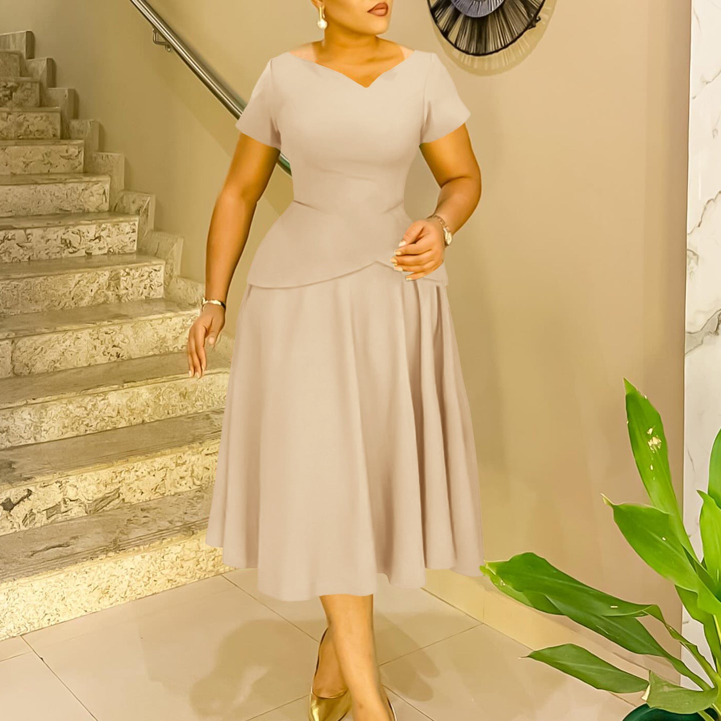Dame elegant kjole med asymmetrisk snit og moderigtig drapering Stilla