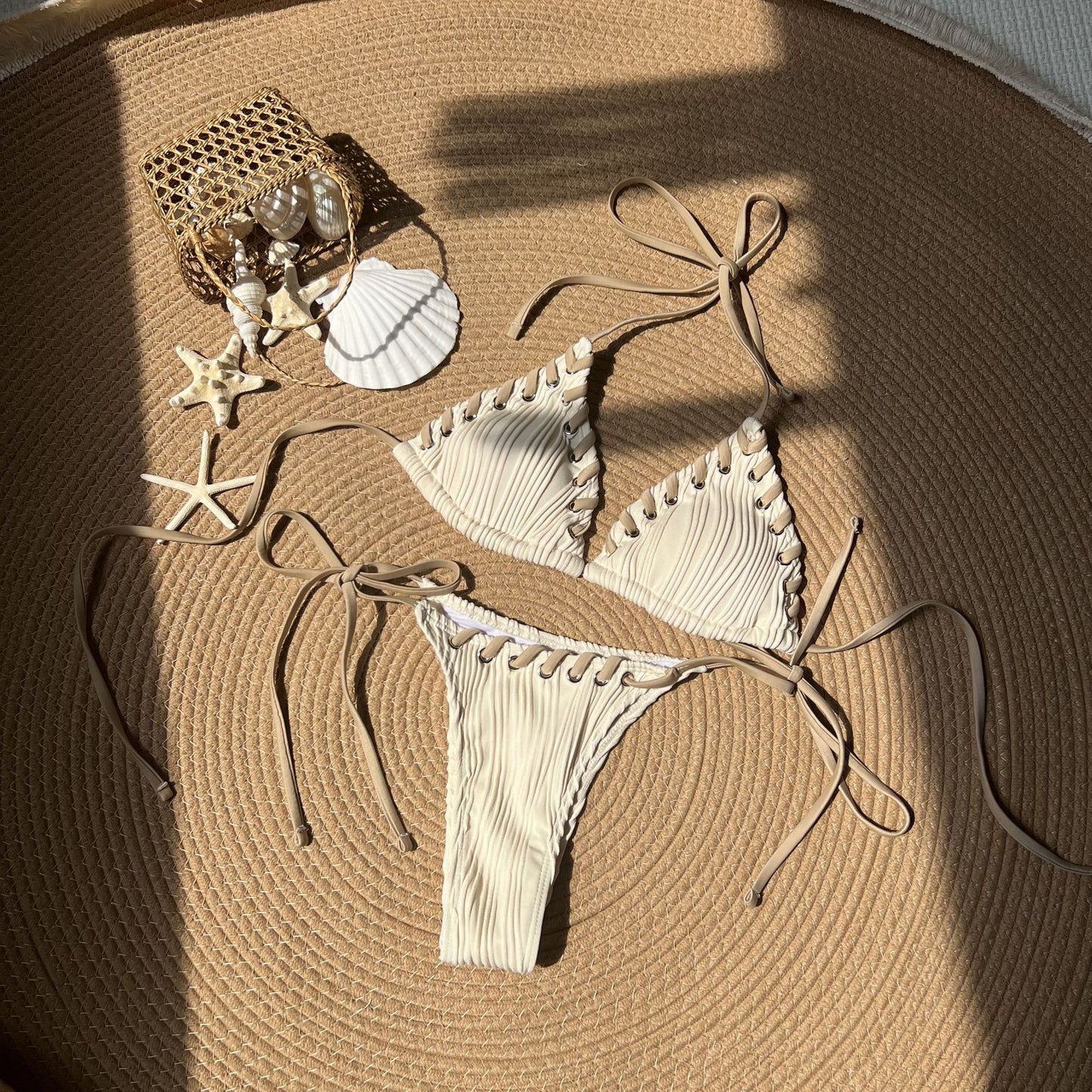 Dame Bikini-sæt med raffinerede ribdetaljer og innovative snøringer Stilla