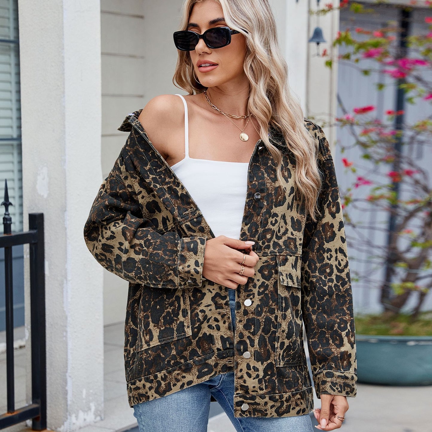Dame Oversized Jeansjakke i moderne Leo-design med afslappet snit Stilla