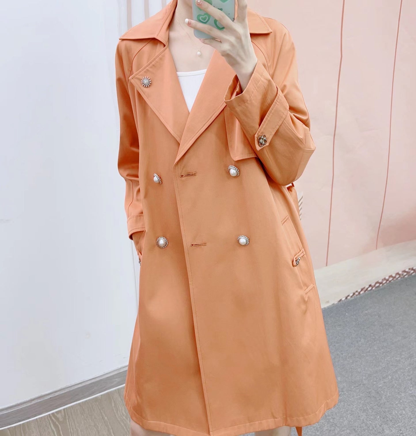 Dame dobbeltspændt trenchcoat med stilfulde knapdetaljer og praktiske lommer Stilla