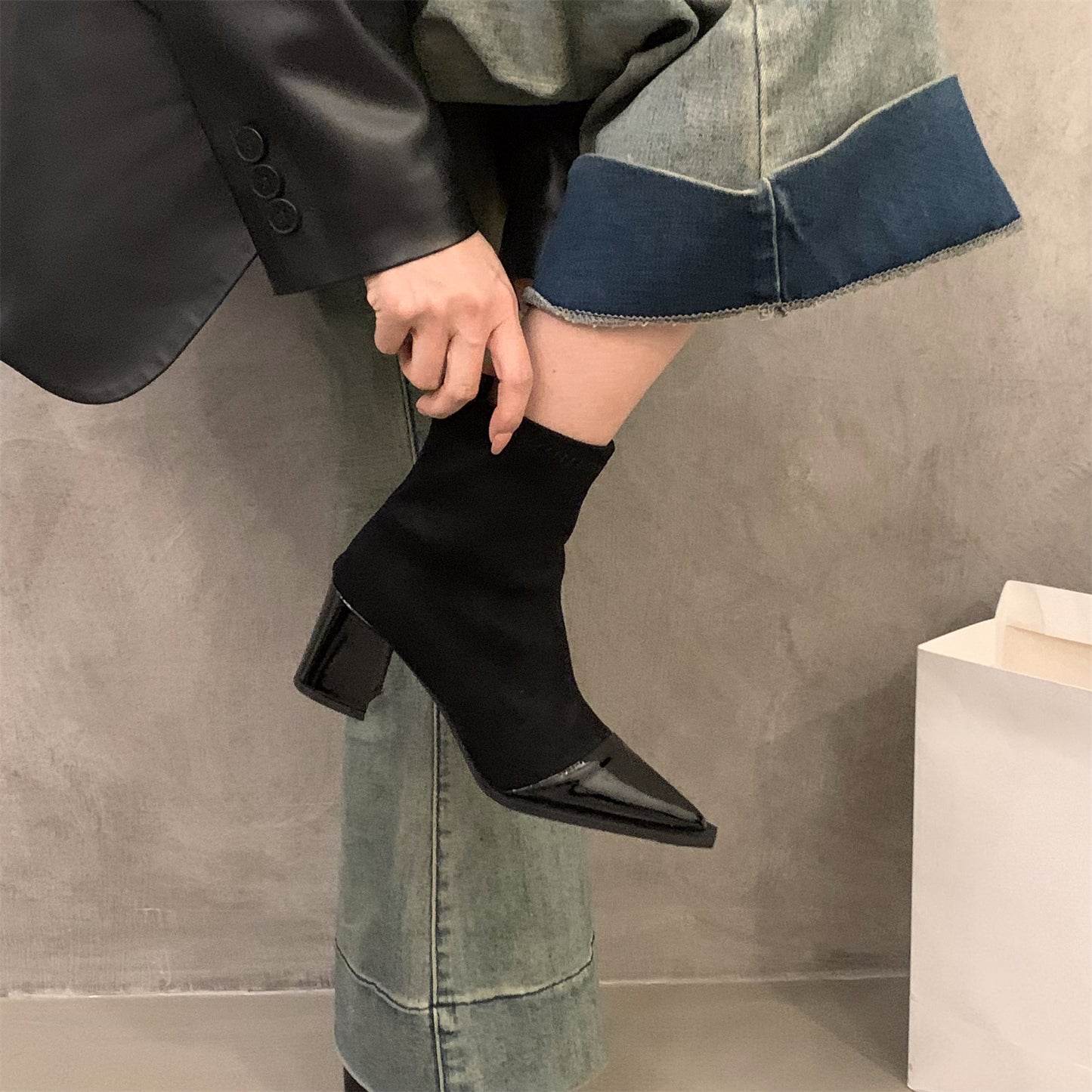 Dame Elegante Suede Ankelstøvler med Glinsende Læderdetalje Stilla