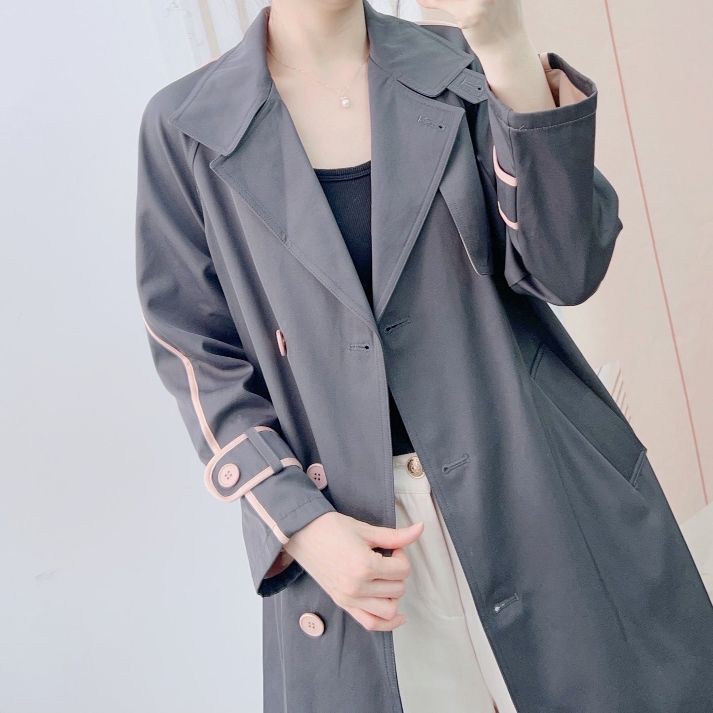 Dame trenchcoat med moderigtige accenter Stilla