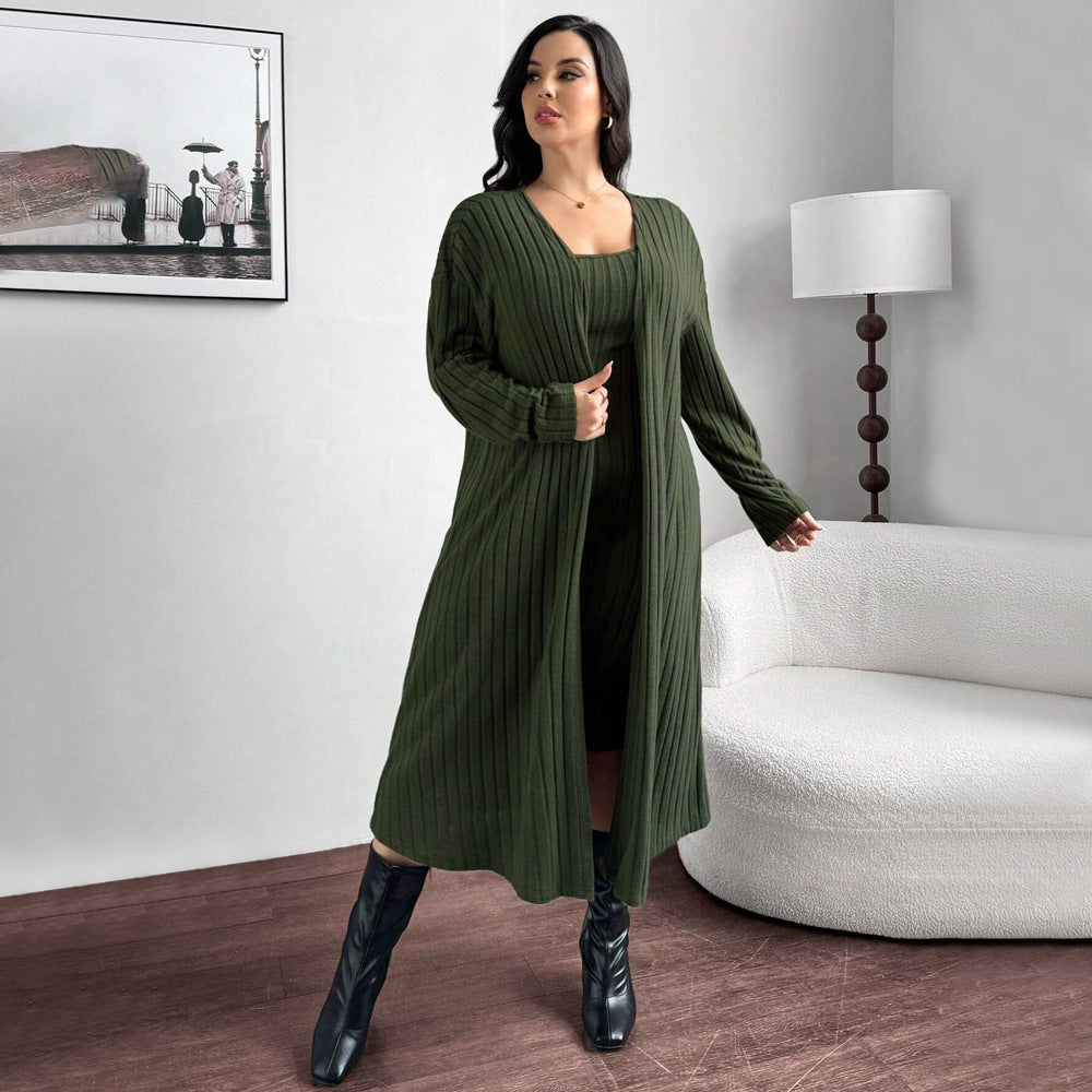 Dame lang strikkjole med elegant ribdesign og åben cardigan Stilla