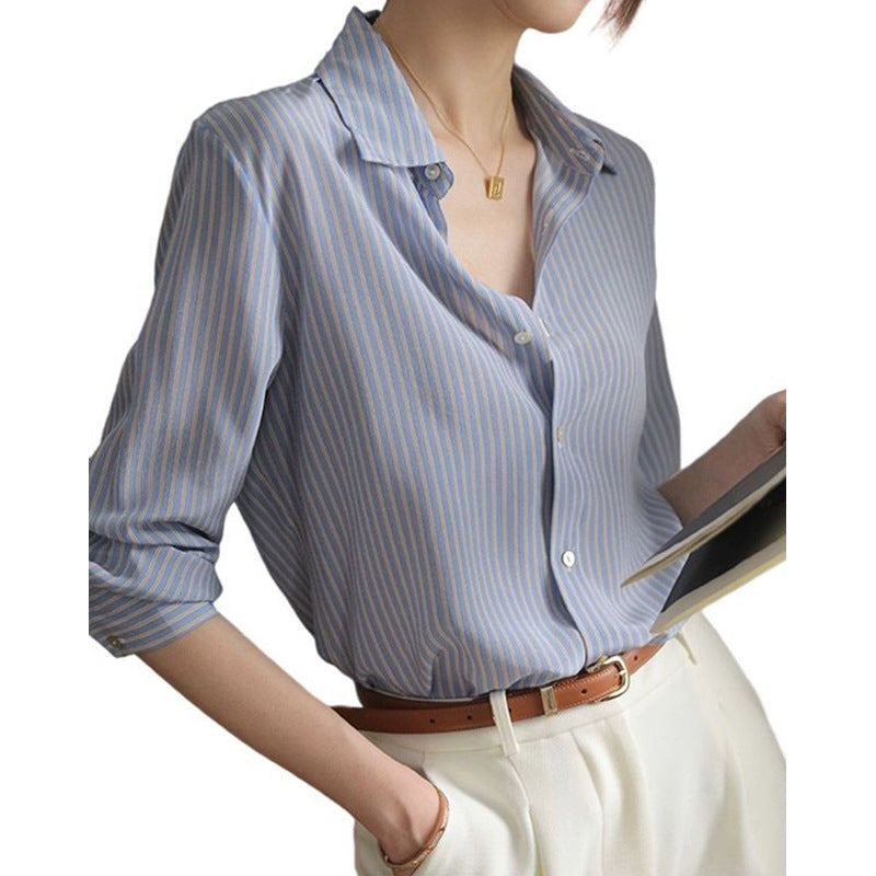 Dame afslappet bluse med fine striber og elegant krave Stilla
