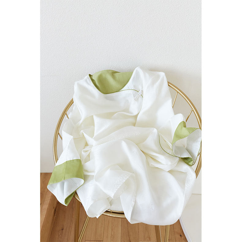 Dame bluse top med blomstret relief og elegant knaplukning Stilla