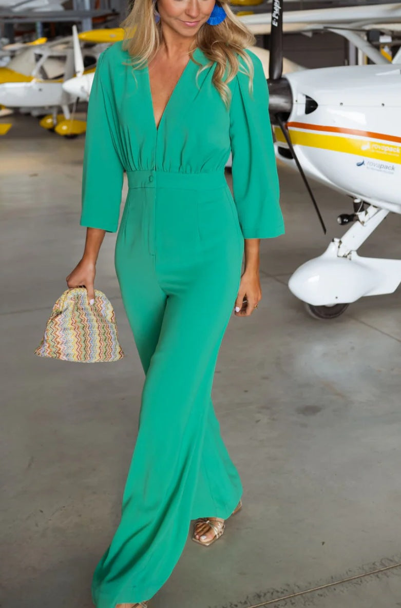 Dame jumpsuit med elegant V-halsudskæring og bredt ben Stilla