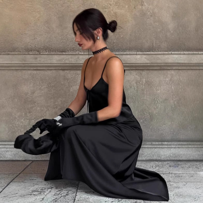 Dame Elegant aftenkjole med dyb udskæring og chiffon-overlay Stilla