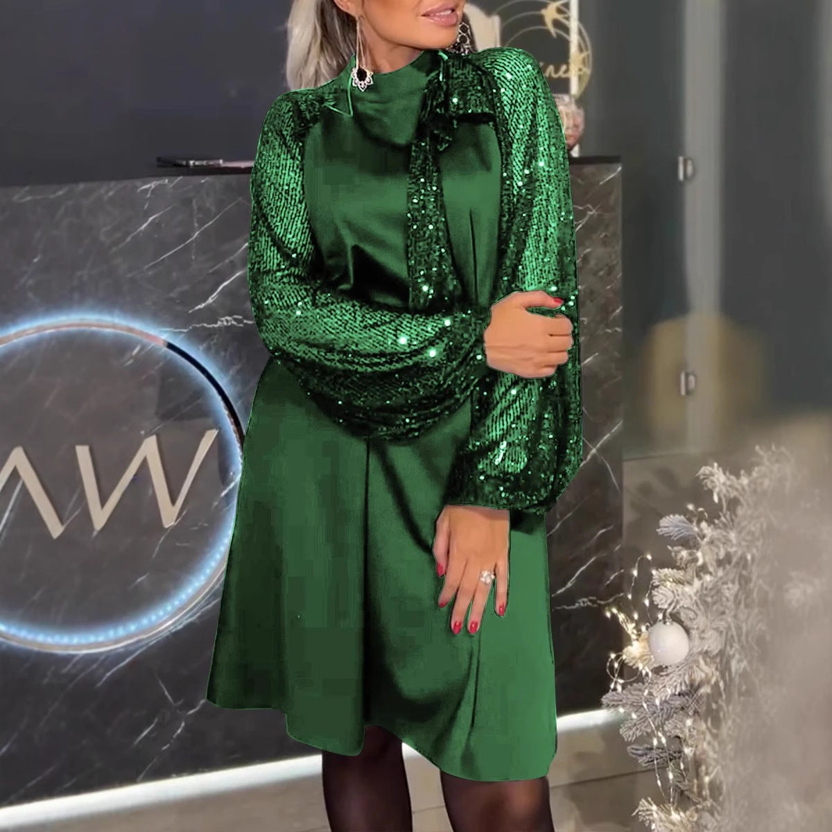 Dame elegant kjole med glitrende ærmer og asymmetrisk snit Stiila