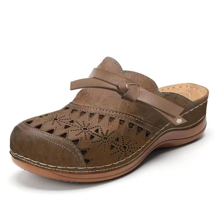 Dame Komfortable Clogs med filigran gennembruddesign og elegant rem Stilla
