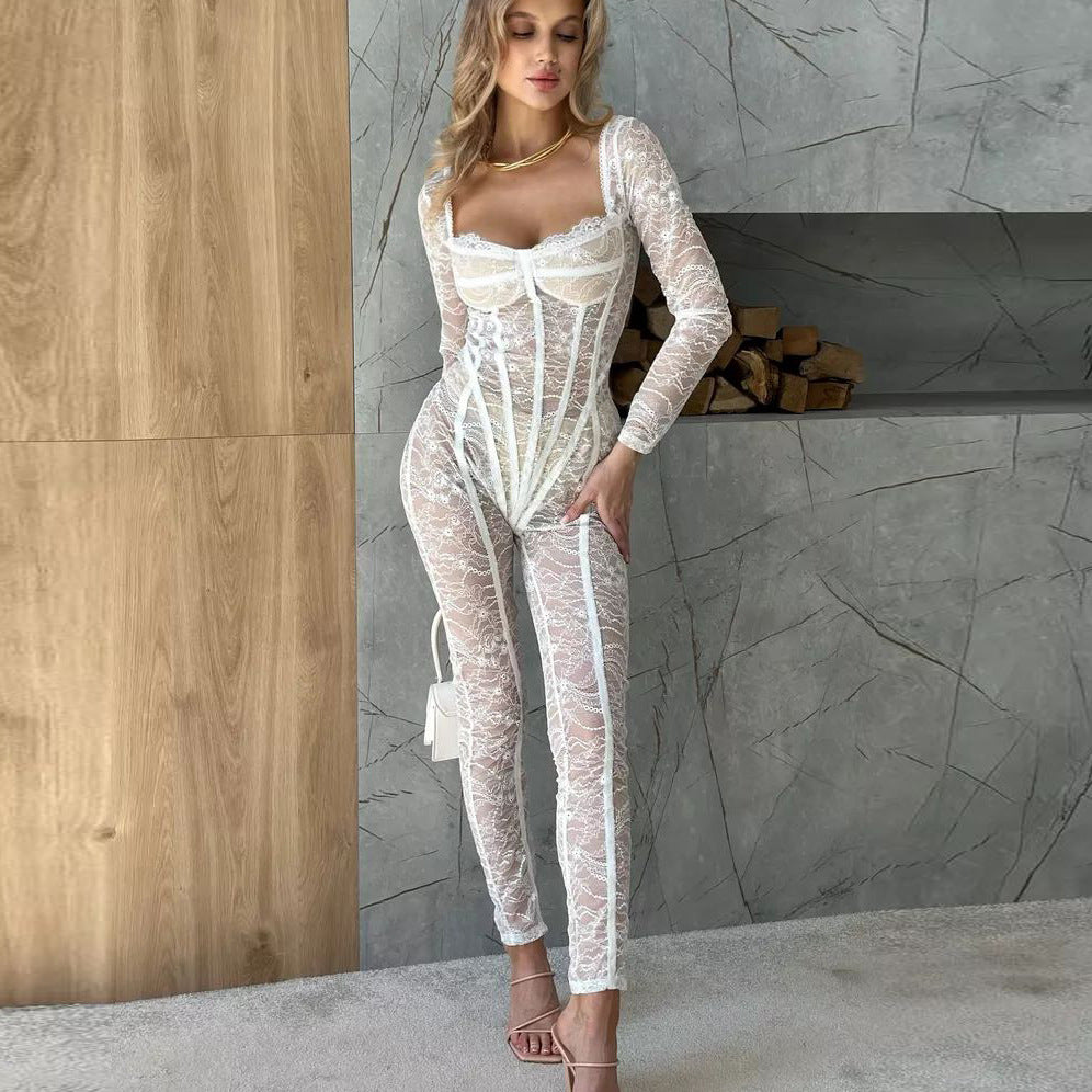 Dame figurtilpasset Jumpsuit i blonder med raffinerede tylldetaljer Stilla