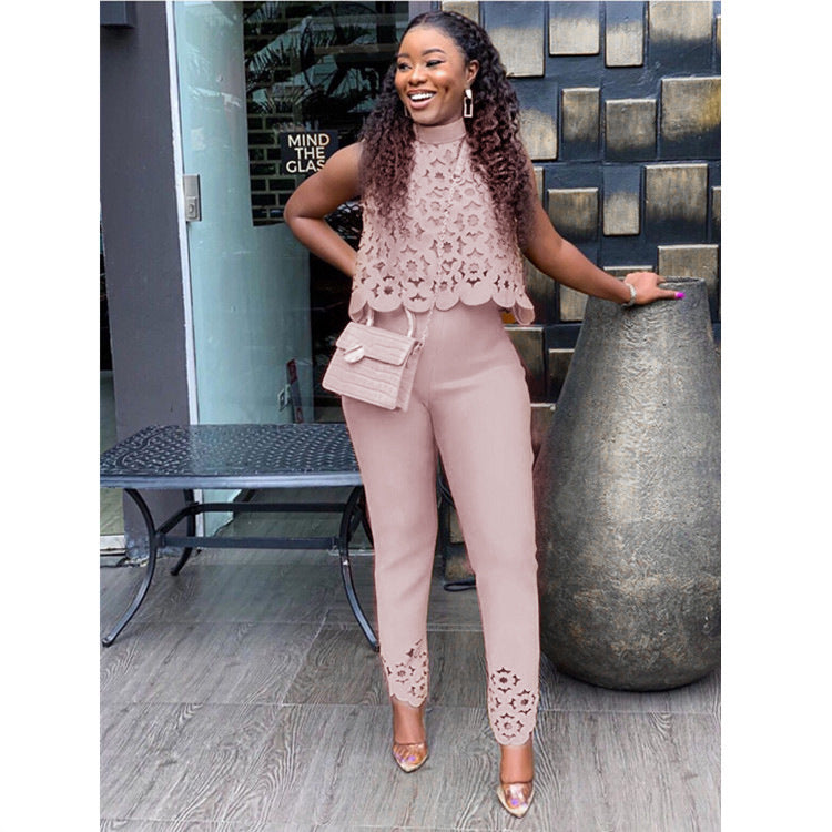 Dame jumpsuit med moderne cut-out-design og elegant ståkrave Stilla