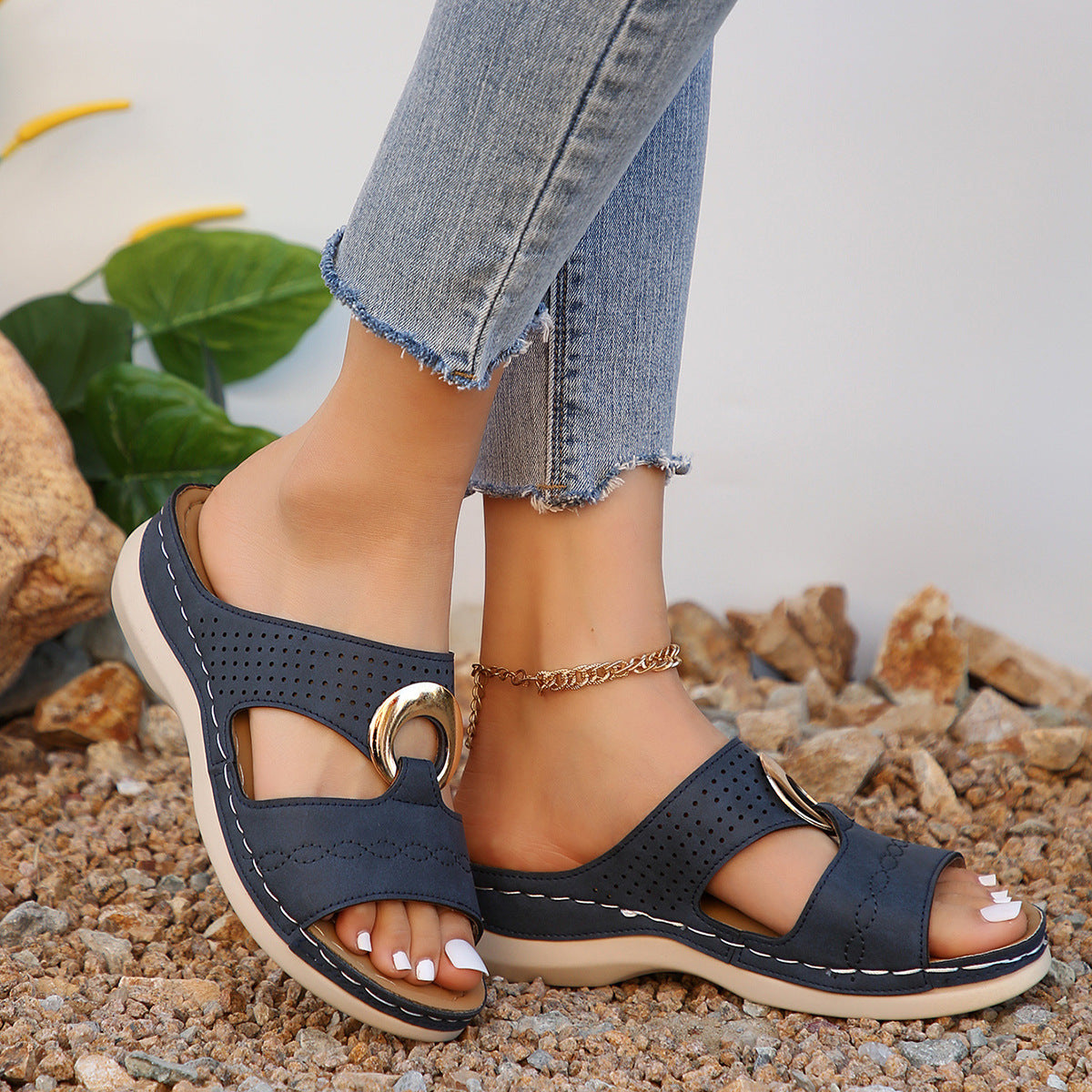 Dame sandals med elegante åbninger og modige accenter Stilla