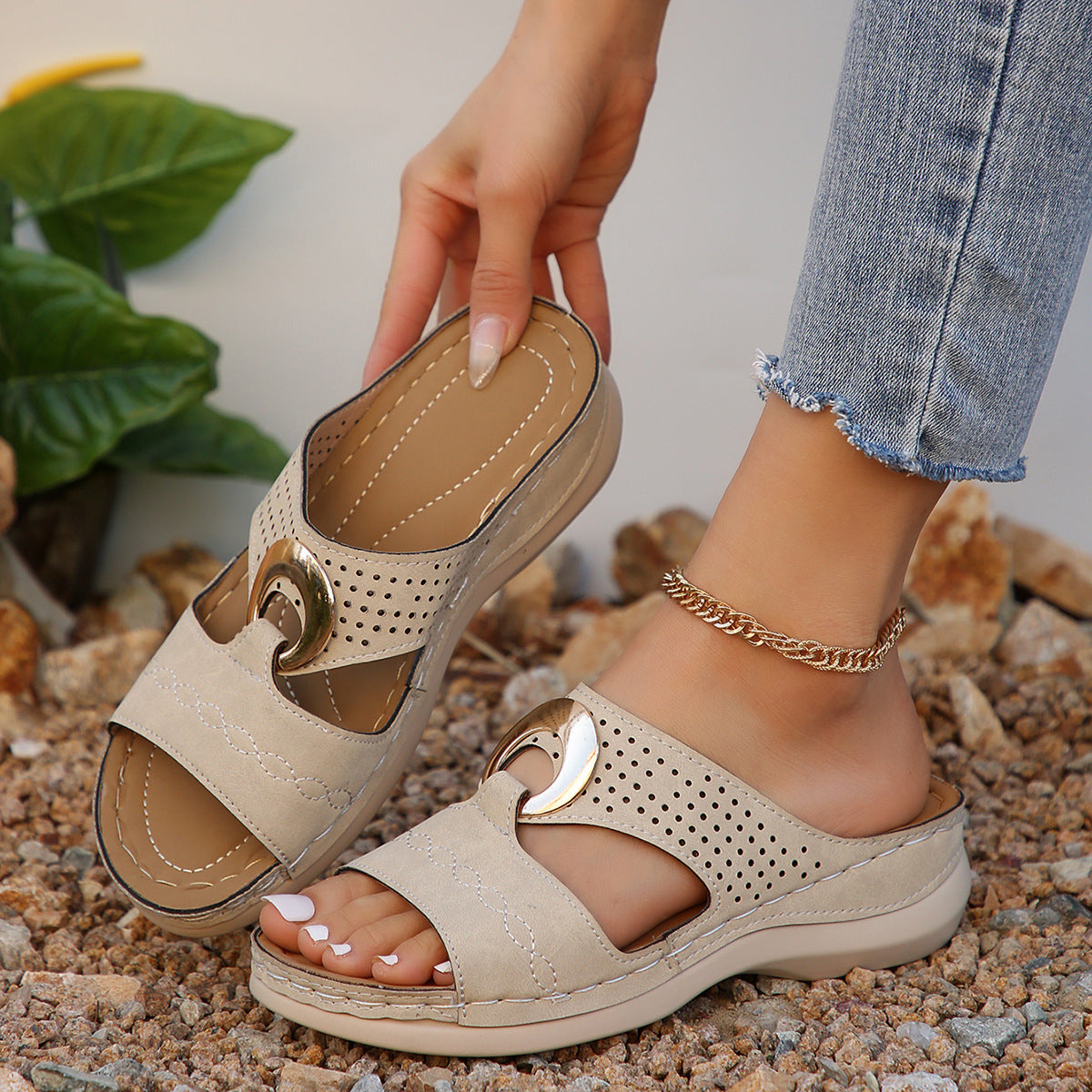 Dame sandals med elegante åbninger og modige accenter Stilla