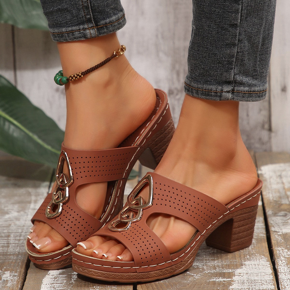 Dame Åbne Hælesandaler med moderne Perforering og elegant Smykkedetalje Stilla