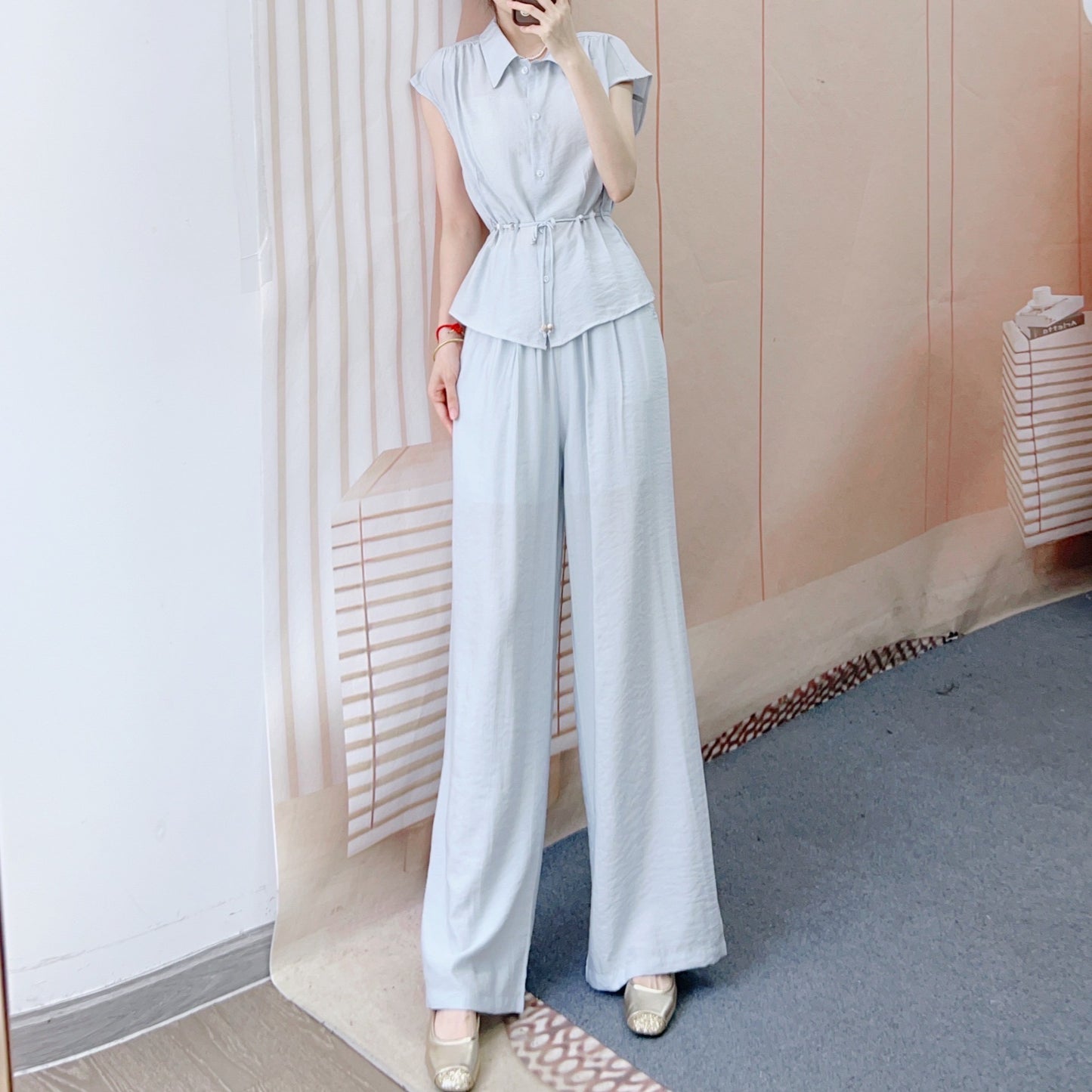 Dame jumpsuit med taljerbart design og elegante knapdetaljer Stilla