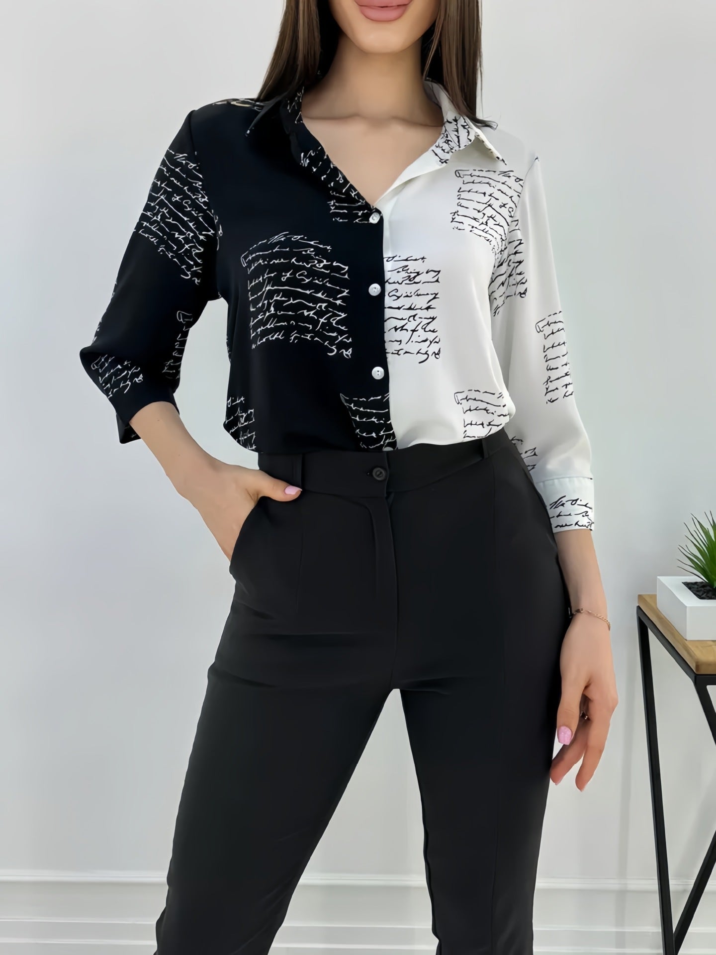 Dame Elegant Bluse med kontrastfarvet skriftmønster og tætsiddende snit Stilla