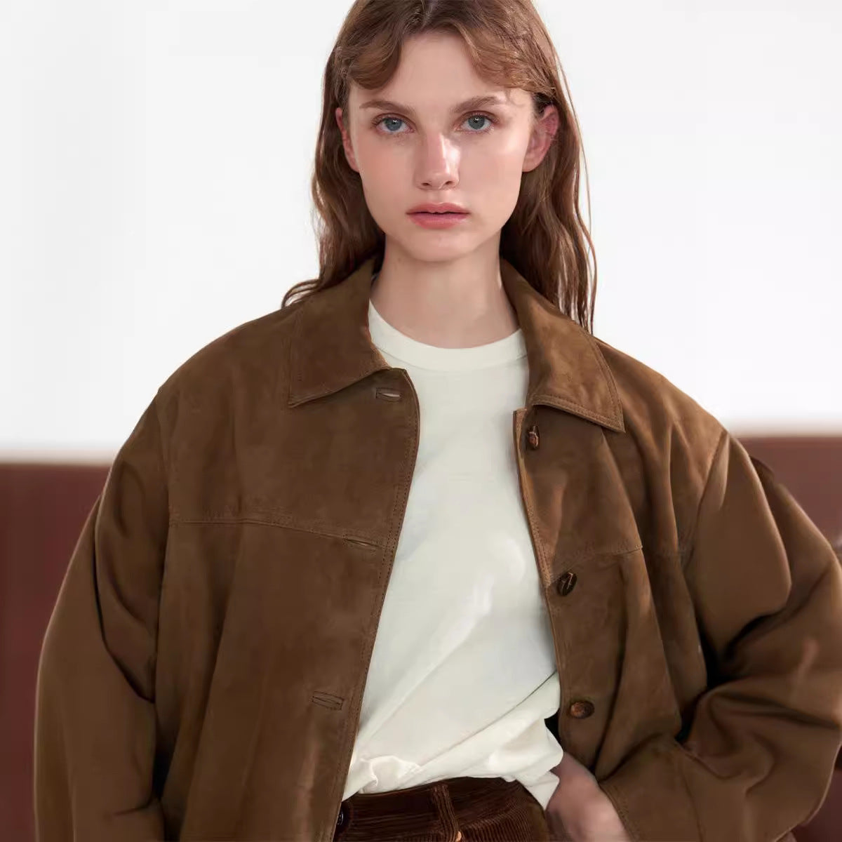 Dame afslappet ruskindsjakke med knaplukning og praktiske lommer Stilla